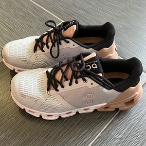 On running on cloud flyer women size 9